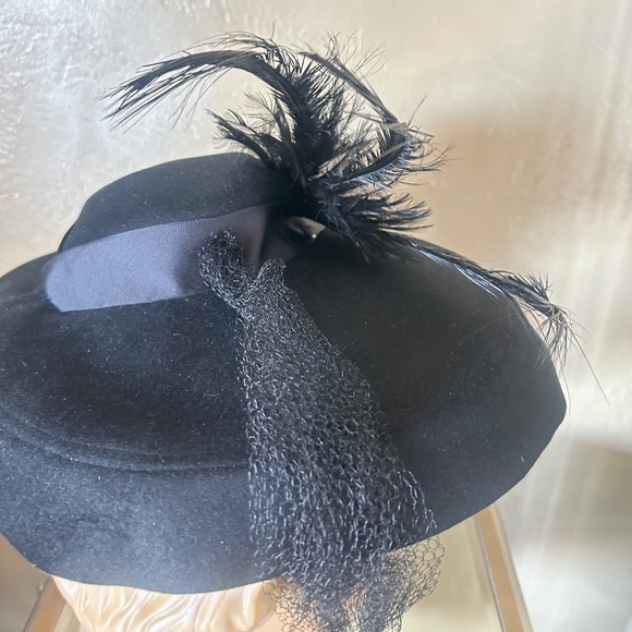 GLAMOROUS 1940s\' BLACK FELT WIDE BRIM HAT + TALL FEATHERS, LARGE PEARL $ VEILING main image 6